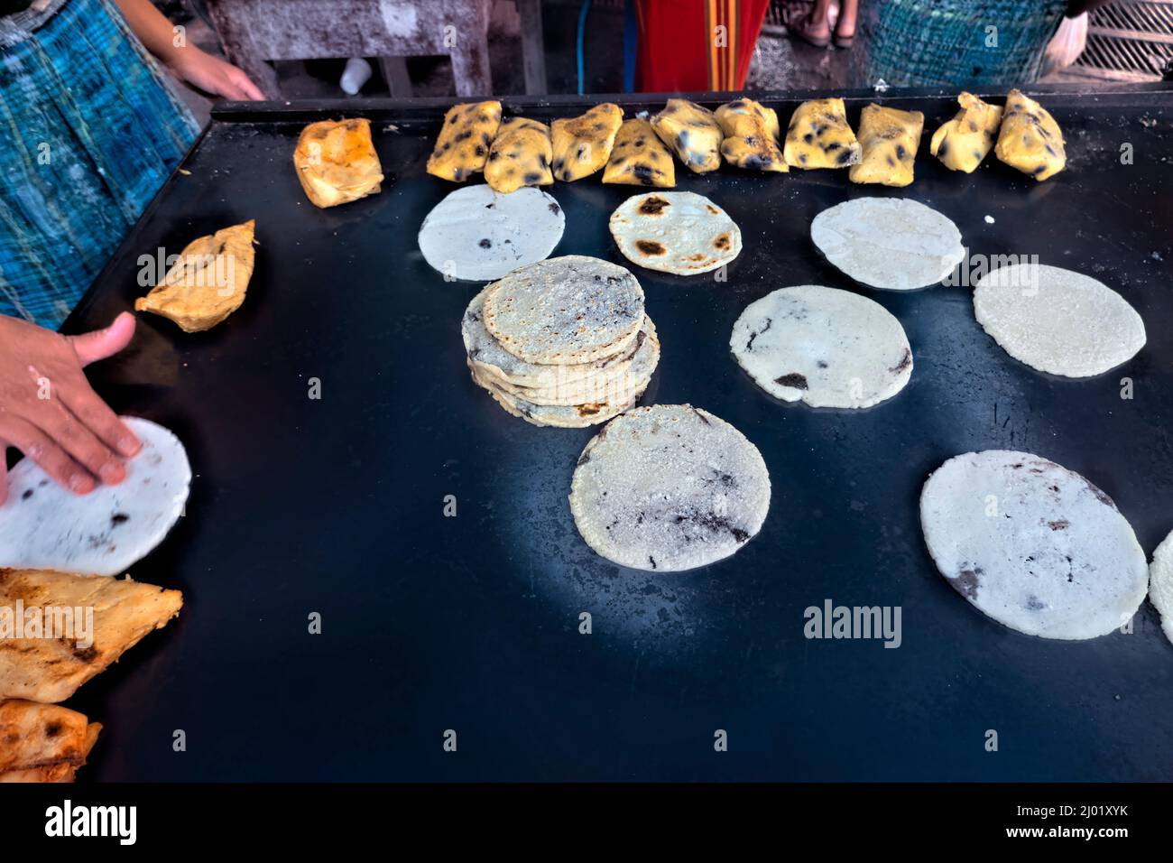 Mujeres Ixil que hacen tamales en el mercado, Nebaj, El Quiché, Guatemala Foto de stock