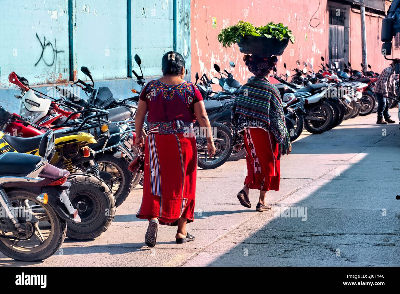 Mujeres Ixil en ropa tradicional, Nebaj, El Quiché, Guatemala Foto de stock