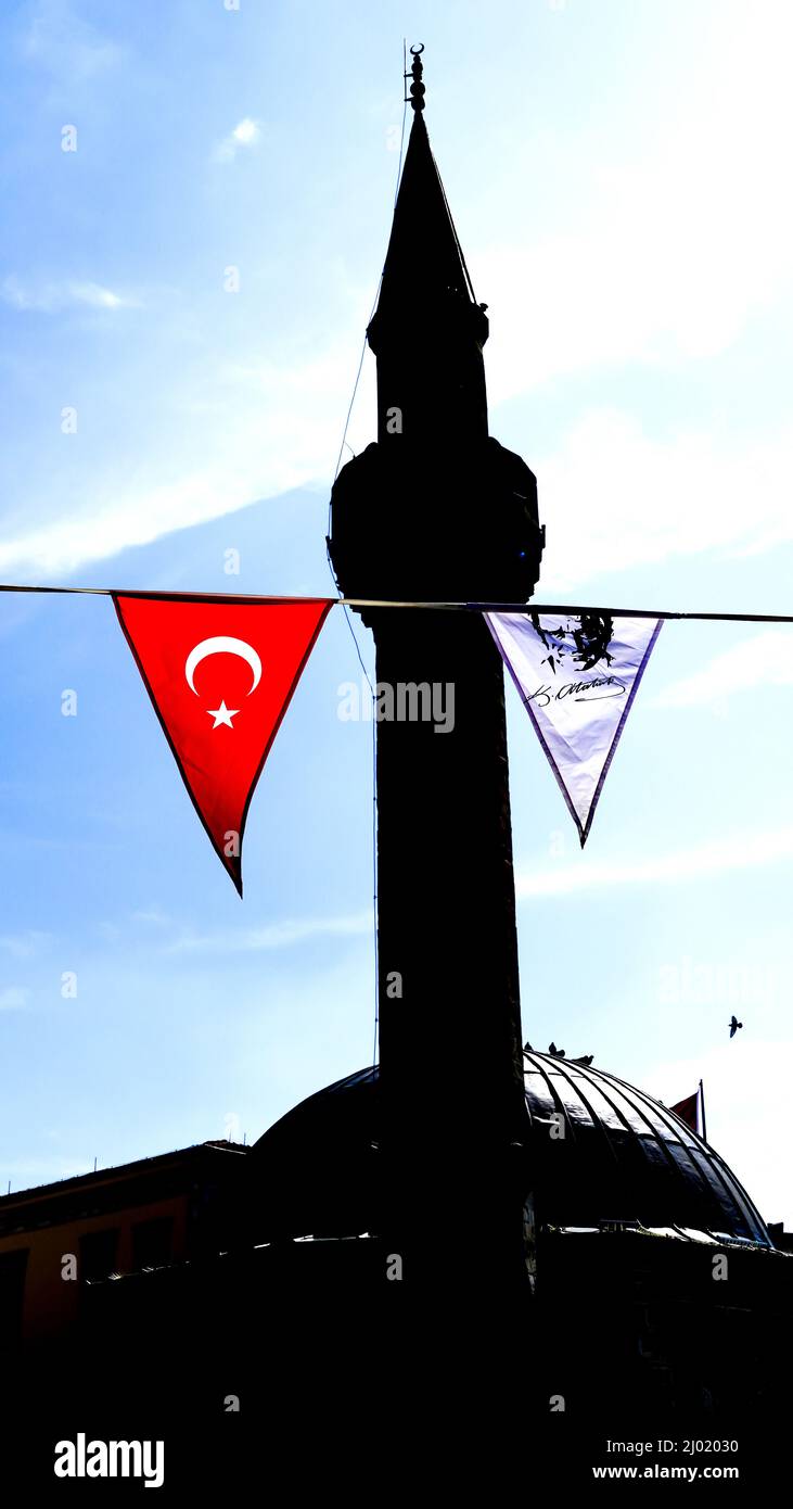 Izmir, Turquía, Turquía. 13th Mar, 2022. Una silueta de un minarete con una bandera turca y un pennant de Ataturk (Imagen de crédito: © Idil Toffolo/Pacific Press via ZUMA Press Wire) Foto de stock