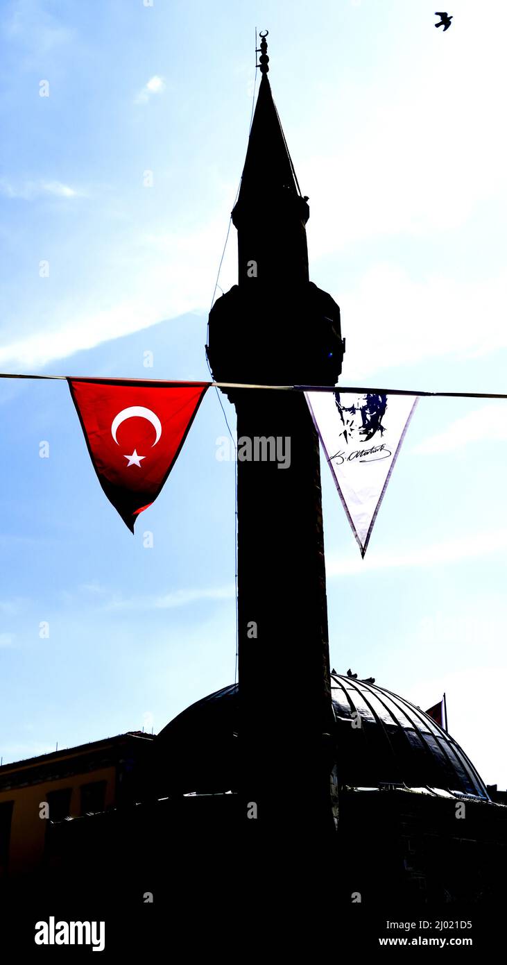 Izmir, Turquía, Turquía. 13th Mar, 2022. Una silueta de un minarete con una bandera turca y un pennant de Ataturk (Imagen de crédito: © Idil Toffolo/Pacific Press via ZUMA Press Wire) Foto de stock