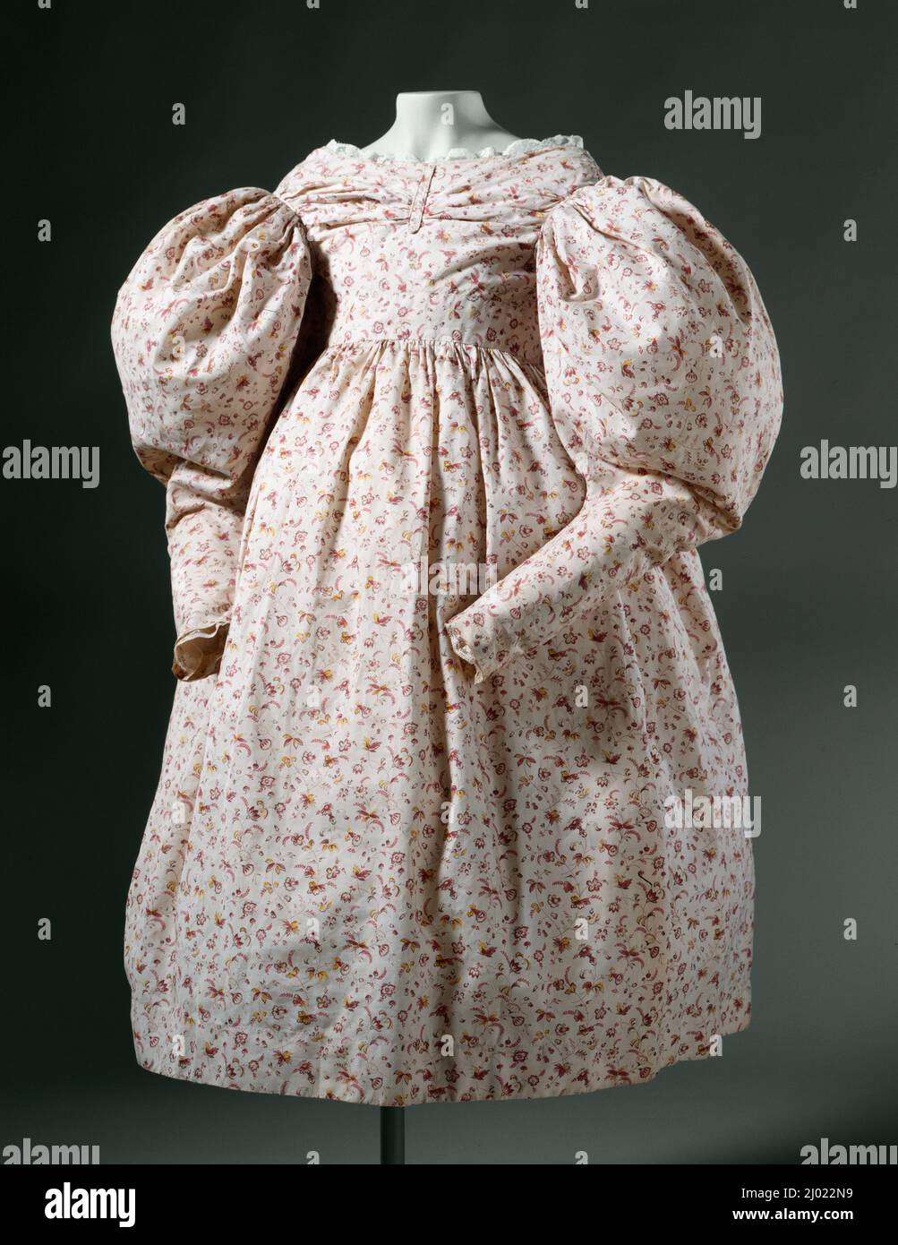 Vestido de niña. Estados Unidos, alrededor de 1833. Vestuario; atuendo principal (todo el cuerpo). Tejido liso de algodón estampado Foto de stock