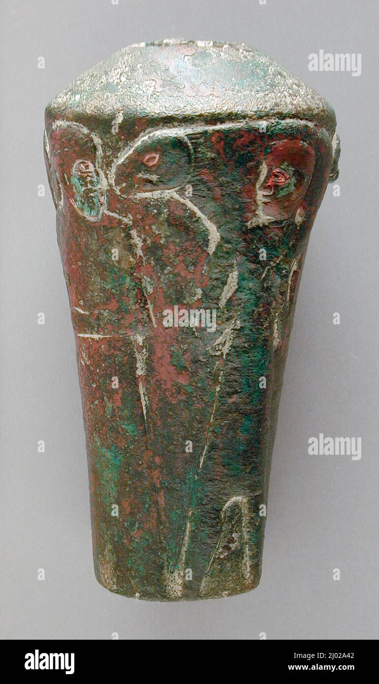 Cabeza de aceite. Irán Occidental, alrededor del 1450-1200 a.C. Brazos y  Armadura; mazas. Bronce, fundido Fotografía de stock - Alamy