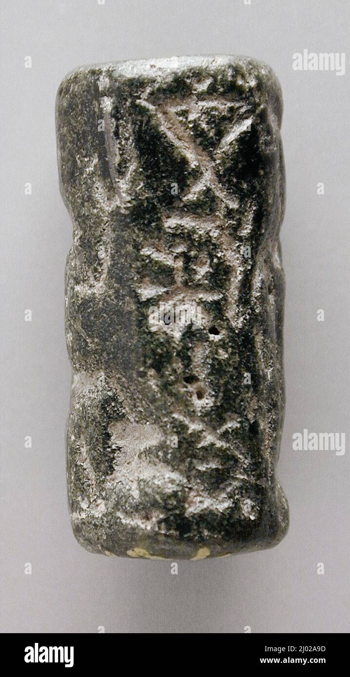 Junta del cilindro. Mesopotamia, alrededor del 2300 a.C. Herramientas y equipo; sellos. Piedra (serpentina negra) Foto de stock