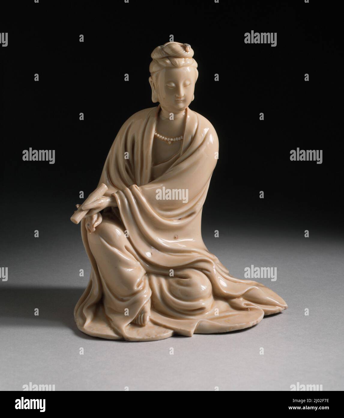 Avalokitésvara (Guanyin), el Bodhisattva de la compasión. China, Provincia de Fujian, Condado de Dehua, Chino, Dinastía Qing temprana, alrededor de 1644-1700. Escultura. Dehua, porcelana moldeada y modelada con decoración incisa y esmalte crema Foto de stock