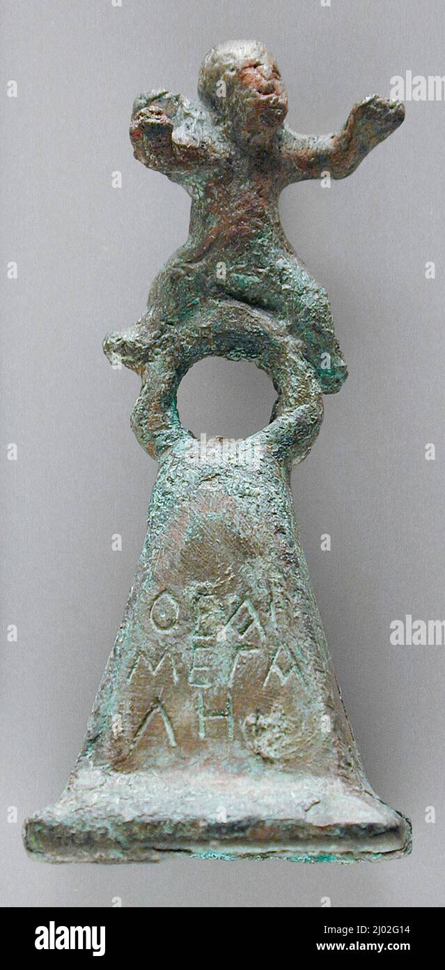 Figura de Cupido Alado en una Base Piramidial. Mediterráneo oriental, período romano (30 AEC - 395 CE) o posterior. Escultura. Bronce Foto de stock