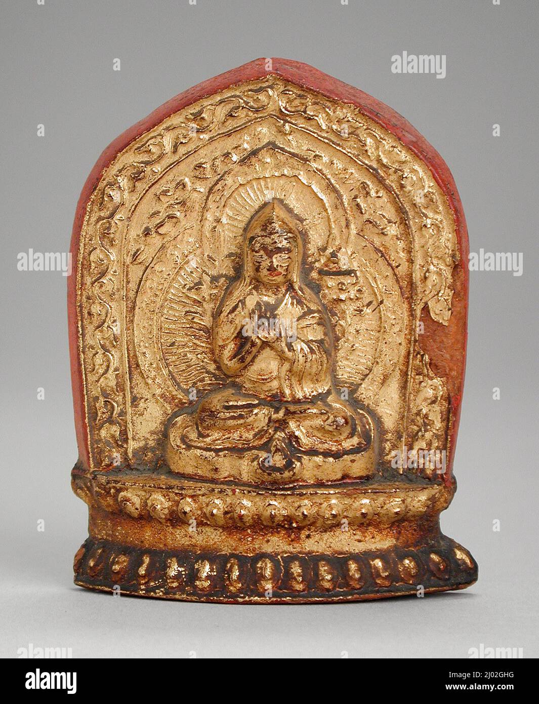 Placa votiva (tsha tsha). Tíbet o China, siglo 18th. Escultura. Terracota con dorado y pintura Foto de stock