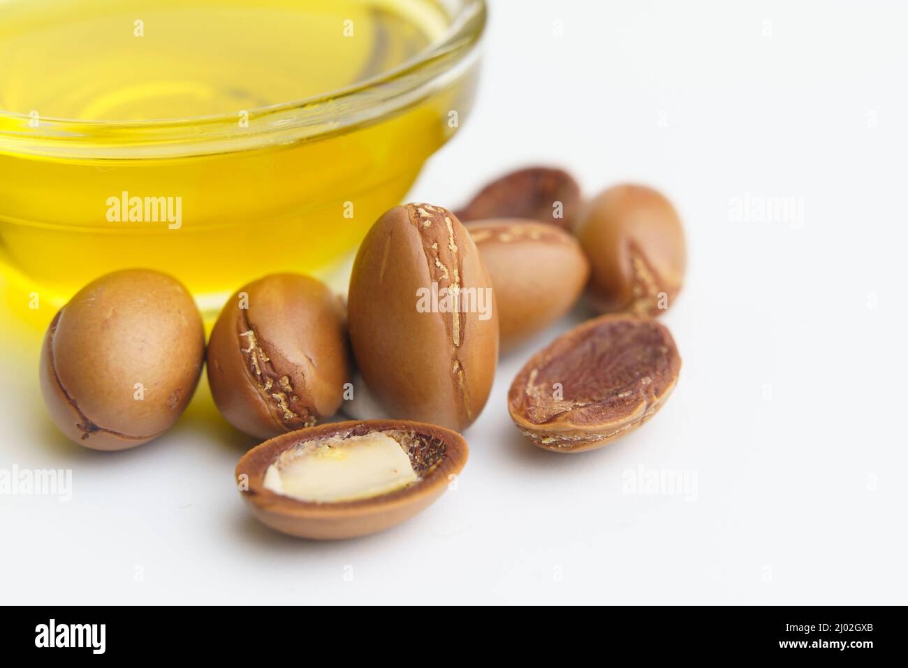 Semillas de argán y aceite aislados sobre fondo blanco. Argan frutos