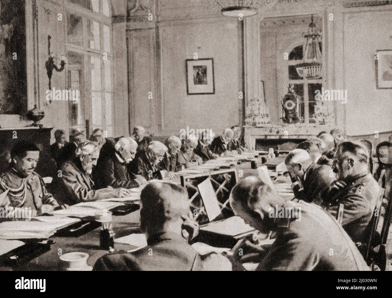 Firma del Tratado de Paz de Versalles, 28 de junio de 1919, Palacio de Versalles, París, Francia. Este tratado entre Alemania y las Fuerzas Aliadas puso fin a la Primera Guerra Mundial del País de las Maravillas del Conocimiento, publicado c.1930 Foto de stock