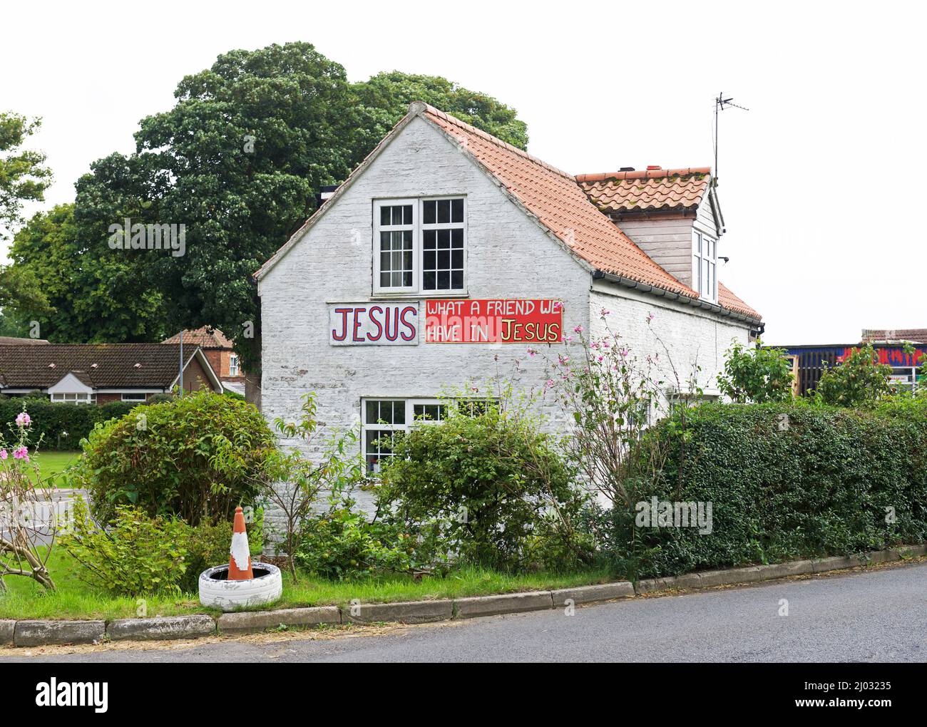 Casa con eslogan: Qué amigo tenemos en Jesús, Inglaterra Reino Unido Foto de stock