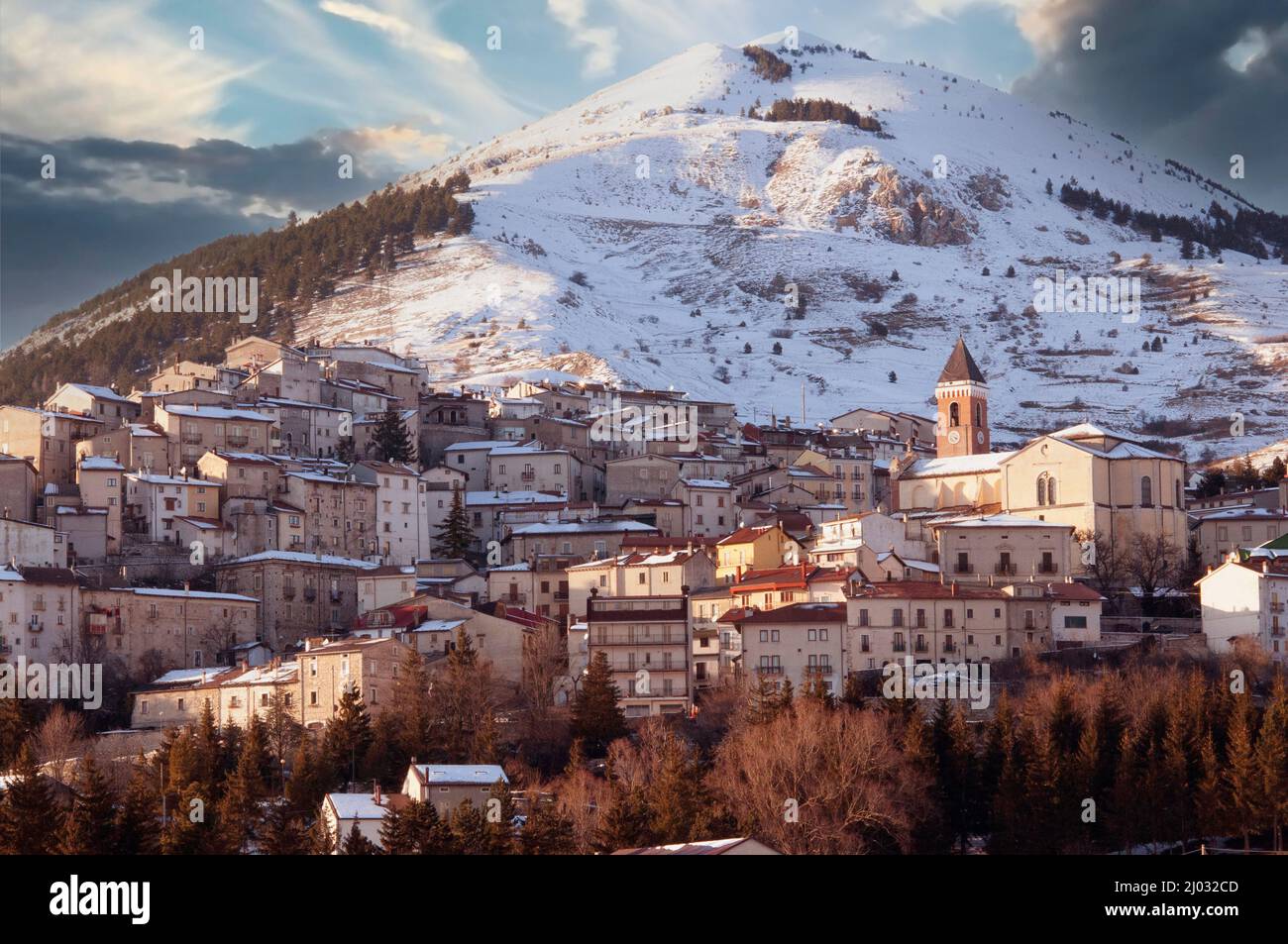 Vista del característico pueblo de montaña de Rivisondoli, Aquila, Italia Foto de stock