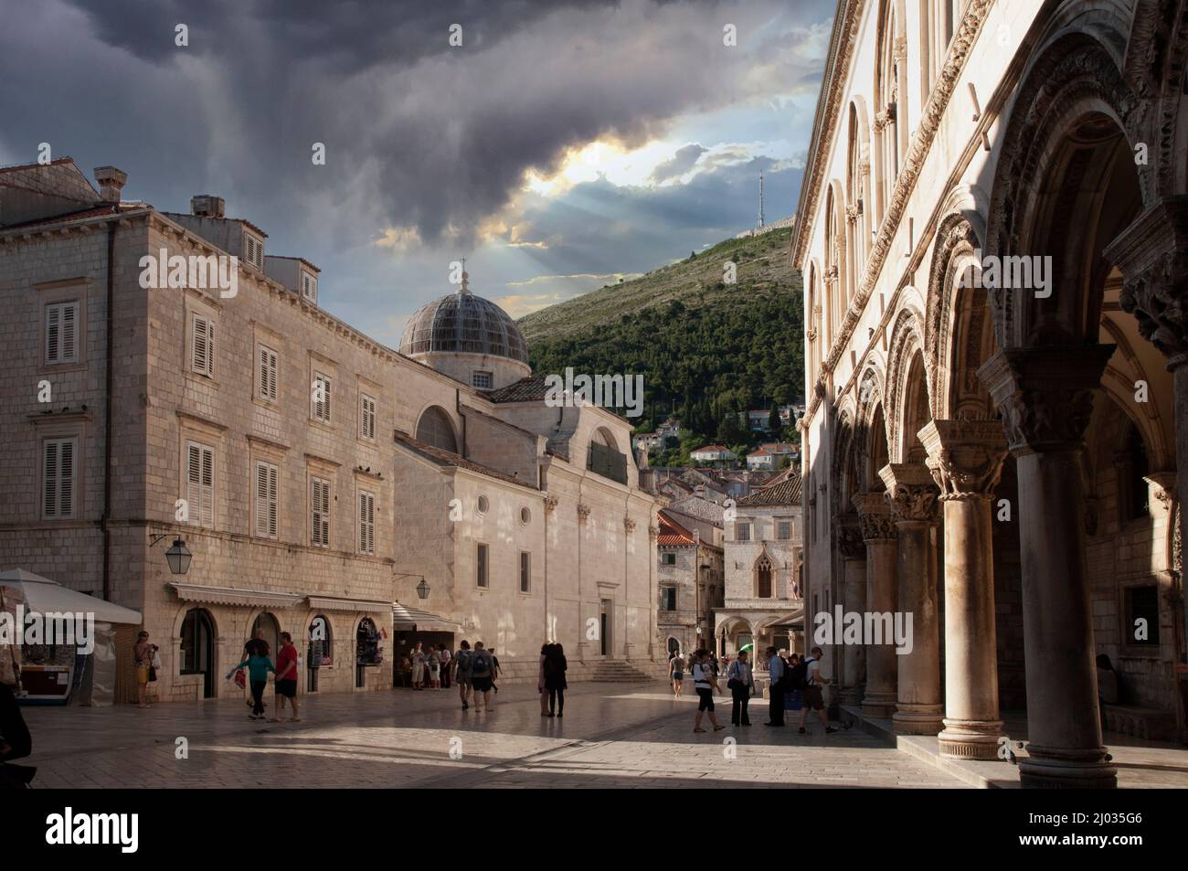 El casco antiguo de Dubrovnik durante el día nublado, Croacia Foto de stock