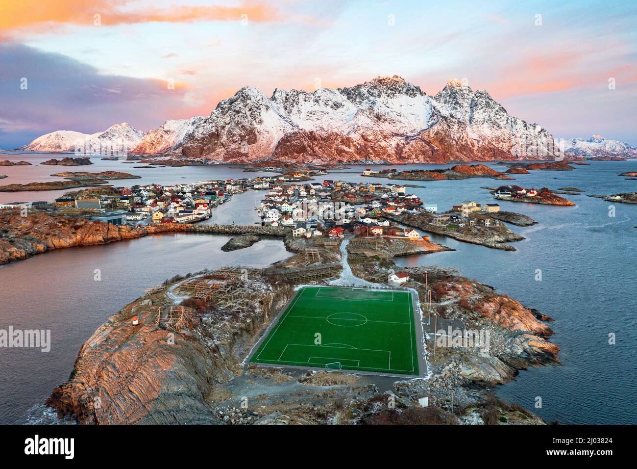 Vista aérea del estadio de fútbol y el pueblo Henningsvaer durante el  amanecer de invierno, condado de Nordland, Islas Lofoten, Noruega,  Escandinavia, Europa Fotografía de stock - Alamy