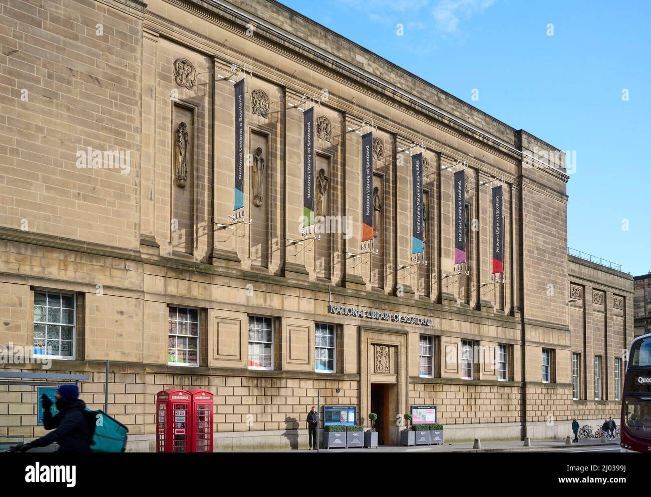 La impresionante fachada de la Biblioteca Nacional de Escocia, Edimburgo, Escocia, Reino Unido Foto de stock