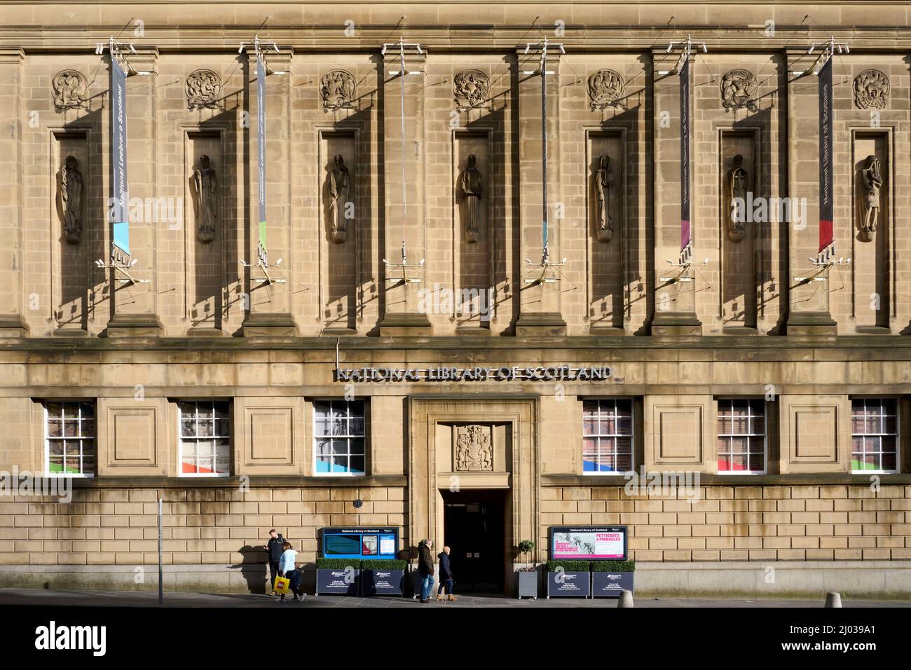 La impresionante fachada de la Biblioteca Nacional de Escocia, Edimburgo, Escocia, Reino Unido Foto de stock