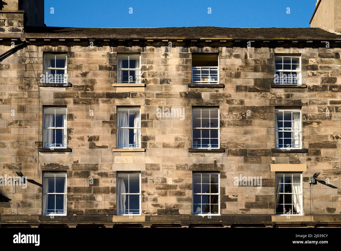 Ventanas antiguas en edificios de época en la Royal Mile, Edimburgo, Escocia, Reino Unido Foto de stock