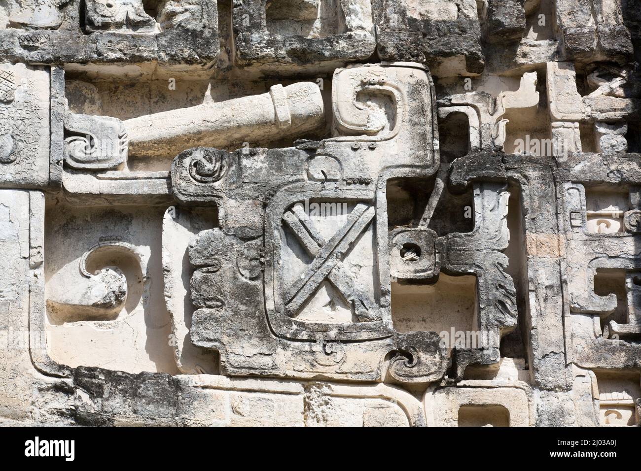 Diseños de estuco, Estructura II, Ruinas Mayas, Zona Arqueológica Hormiguero, Estilo Río Bec, Estado de Campeche, México, América del Norte Foto de stock