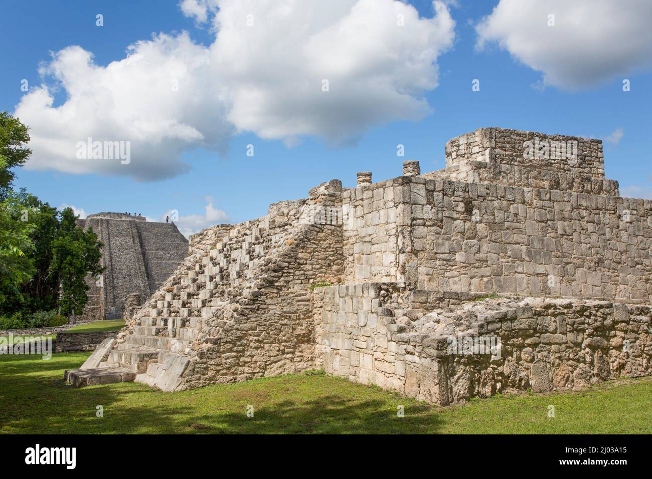 Templo de la Tortuga en primer plano, Templo Kukulcan (Castillo) en el fondo, Ruinas Mayas, Zona Arqueológica Mayapan, Estado de Yucatán, México Foto de stock