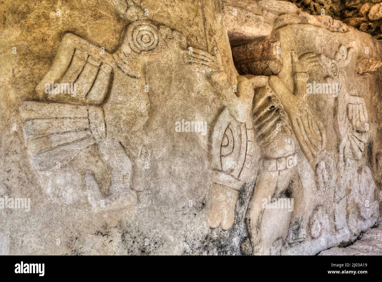 Figuras de Socorro de Estuco, Templo de Kukulcan, Ruinas Mayas, Zona Arqueológica Mayapan, Estado de Yucatán, México, Norteamérica Foto de stock