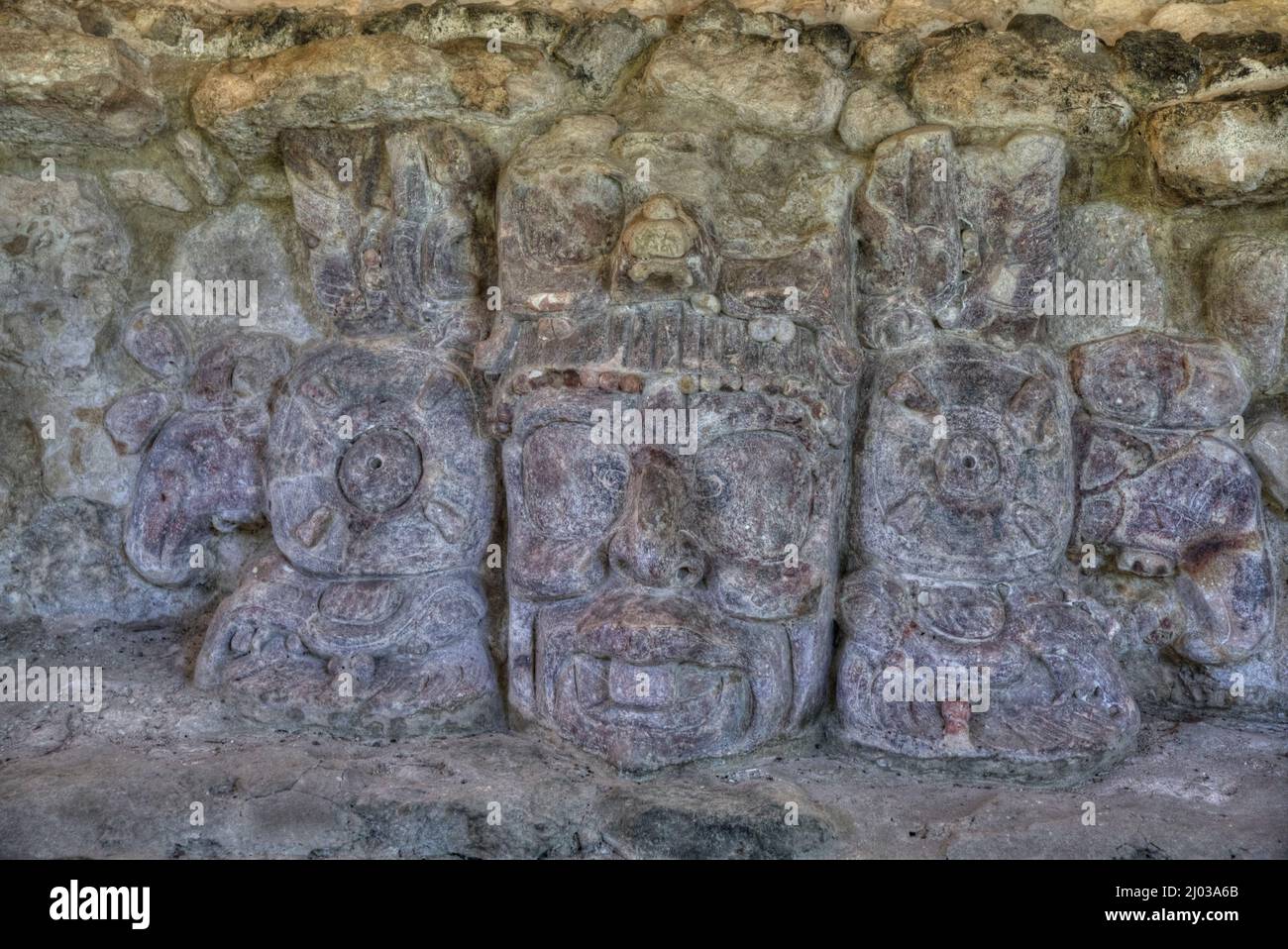Máscara de estuco, Dios del Sol que representa la puesta de sol, Zona Arqueológica Edzna, Estado de Campeche, México, América del Norte Foto de stock