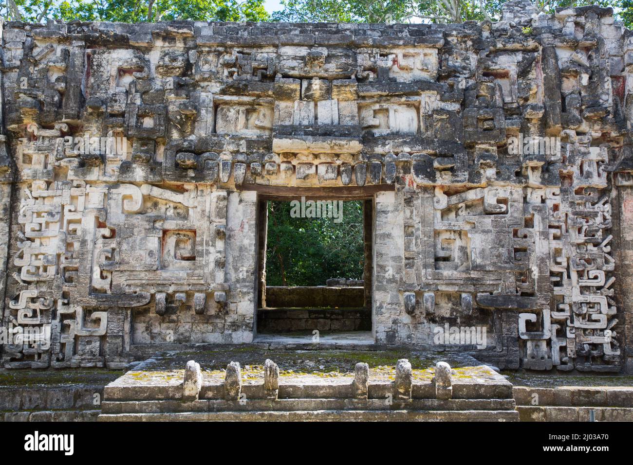 Puerta de la boca del monstruo, Estructura II, Ruinas Mayas, Zona Arqueológica de Chicanna, Estado de Campeche, México, Norteamérica Foto de stock