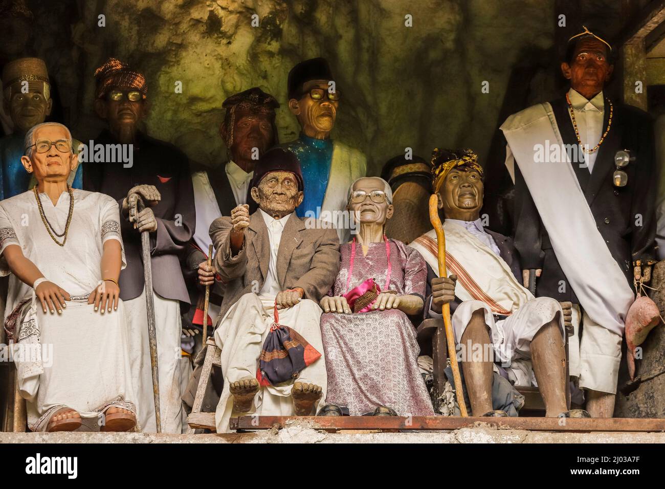 Efigies de muertos (Tau Tau) enterrados en las cuevas de Londa, cerca de la ciudad de Rantepao, Londa, Rantepao, Toraja, Sur de Sulawesi, Indonesia, Sudeste de Asia, Asia Foto de stock