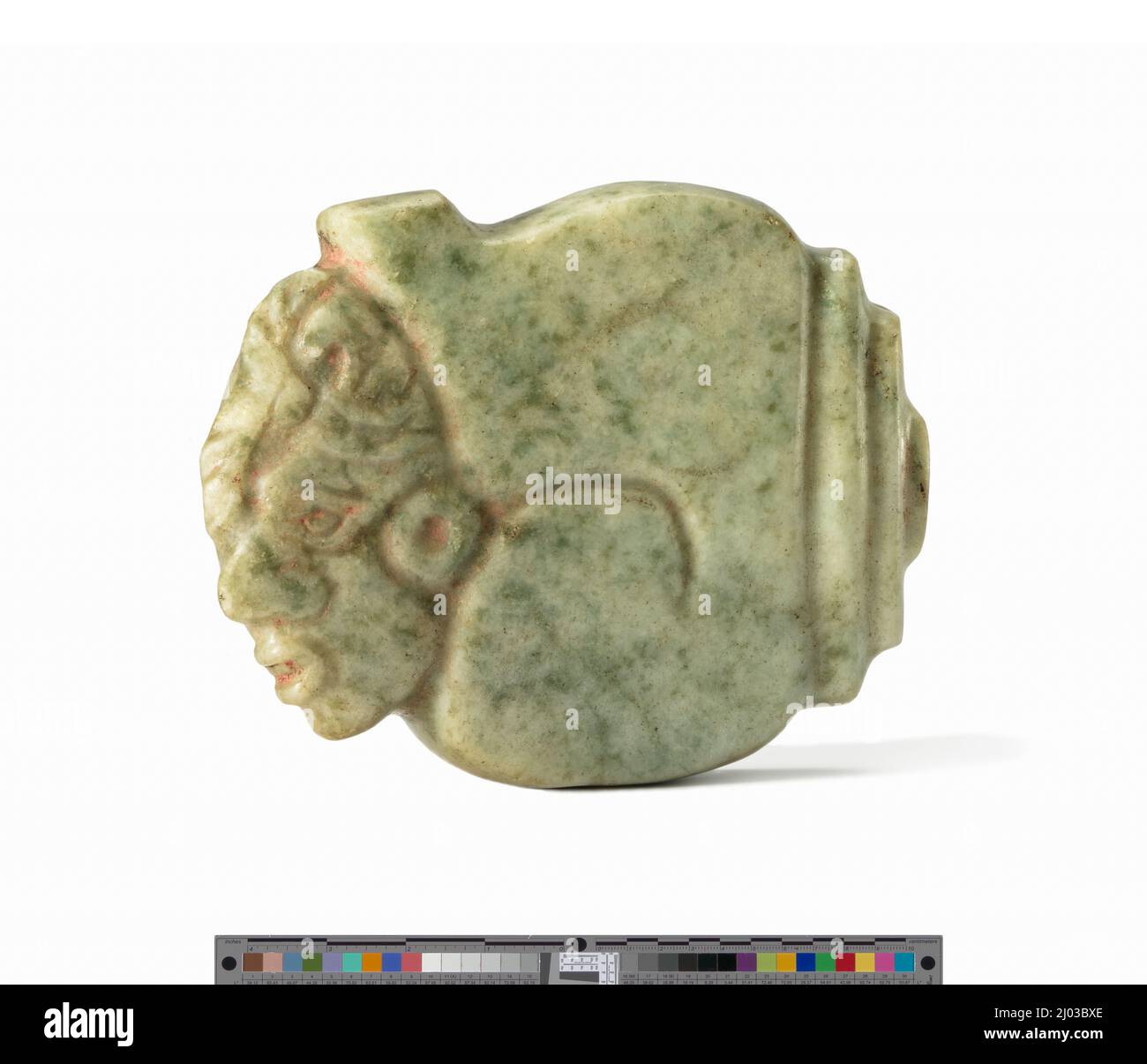 Colgante con Dios N emergiendo de Shell. Guatemala o México, Maya, 600–900 EC. Piedra. Jadeita con pigmento Foto de stock