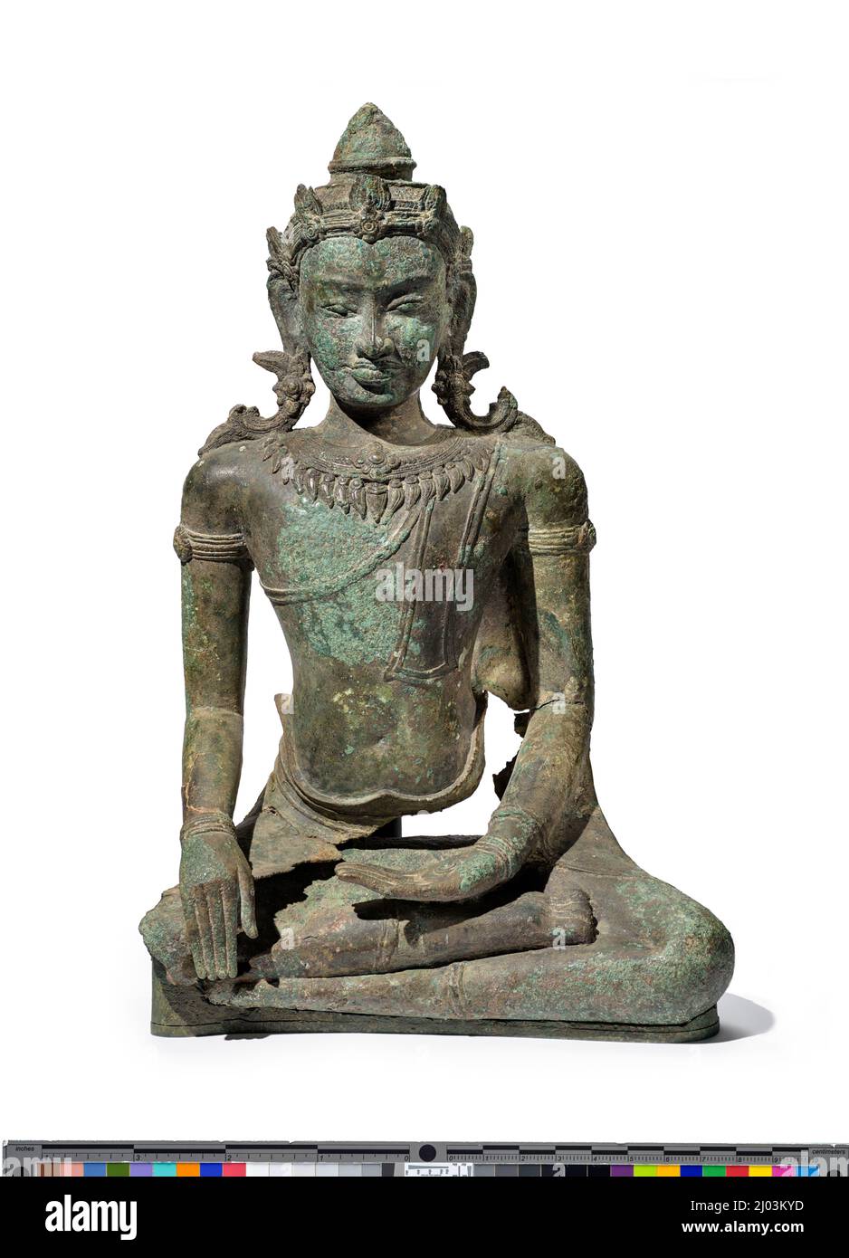 Buda coronado. Tailandia, Lopburi, alrededor de 1250-1300. Escultura. Aleación de cobre Foto de stock