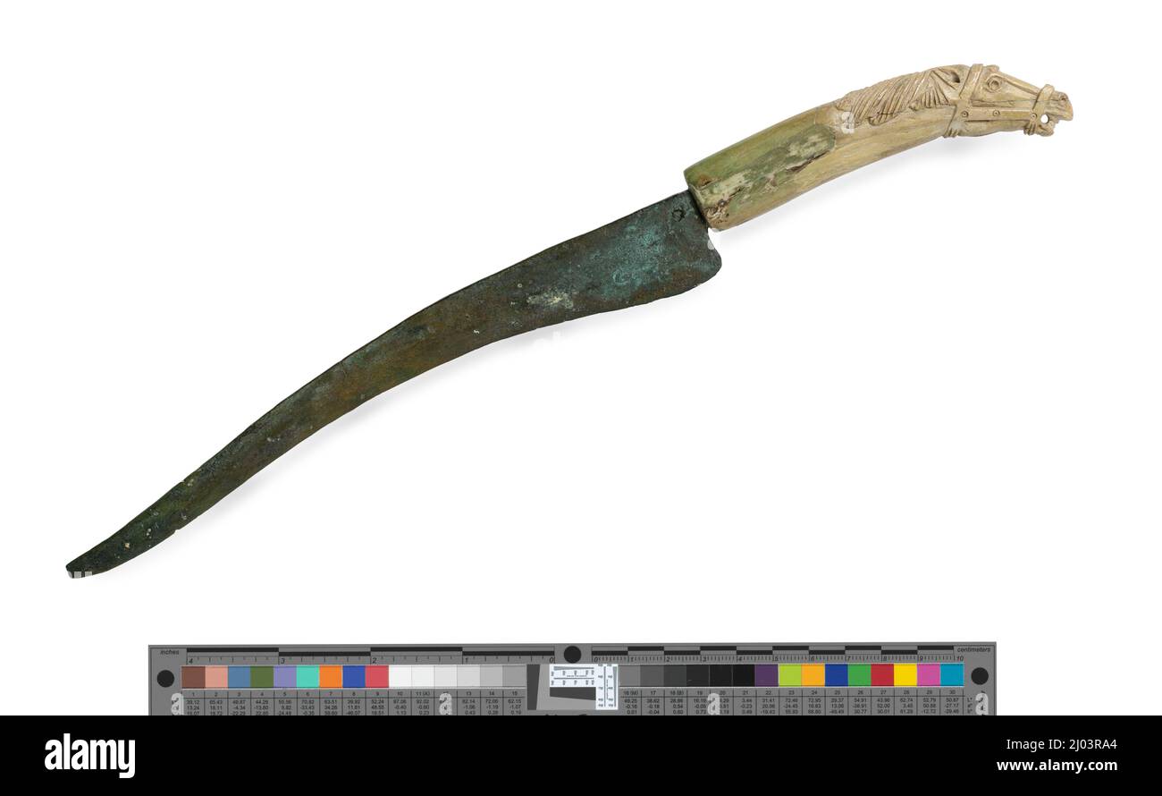 Cuchillo con mango en forma de Caballo. Probablemente Egipto, romano, probablemente la edad imperial temprana, 1st-2nd siglo d.C. Brazos y Armadura; cuchillos. Marfil, bronce Foto de stock