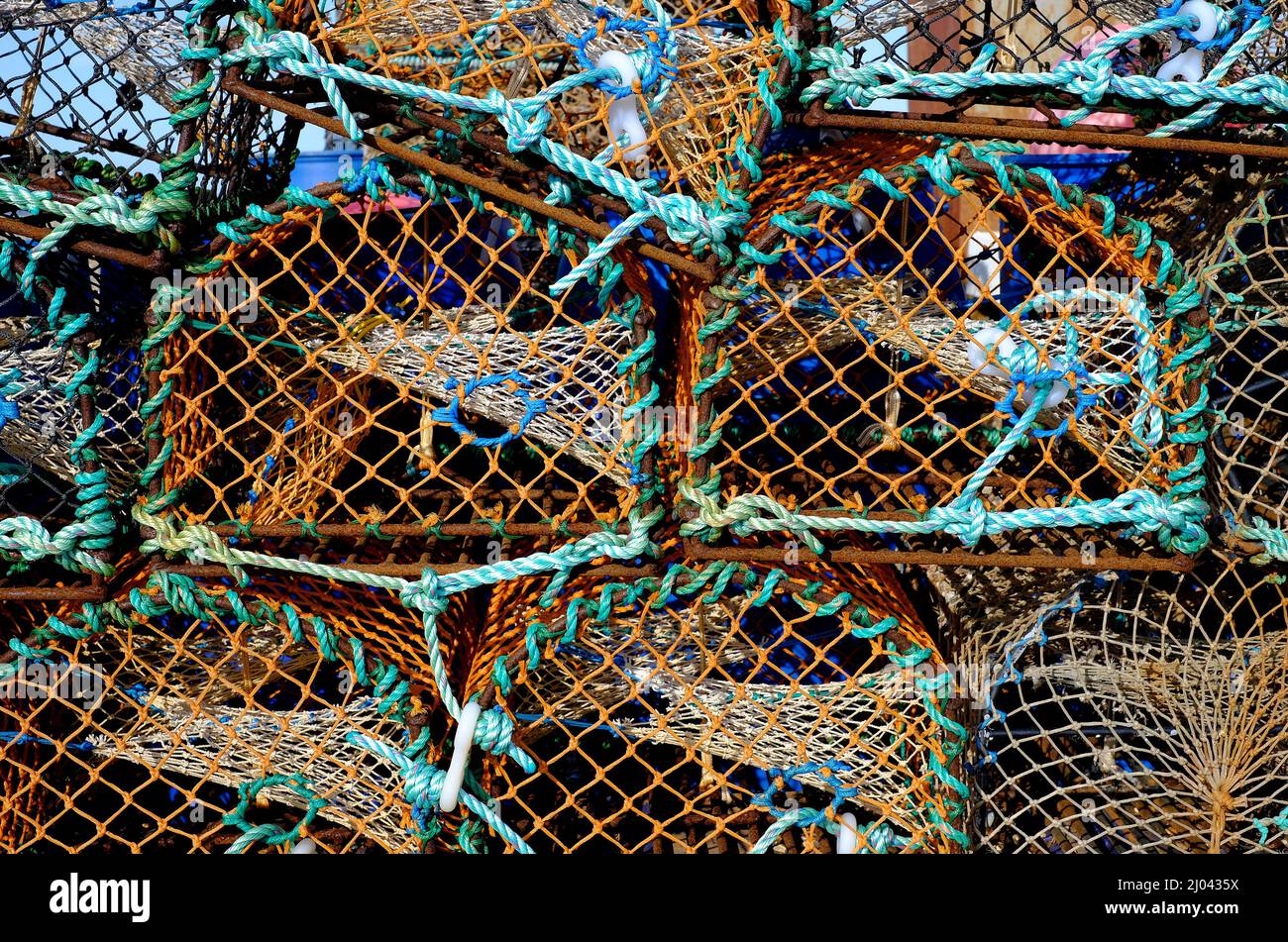 pila de ollas de cangrejo de langosta, al lado del mar, al norte de norfolk, inglaterra Foto de stock