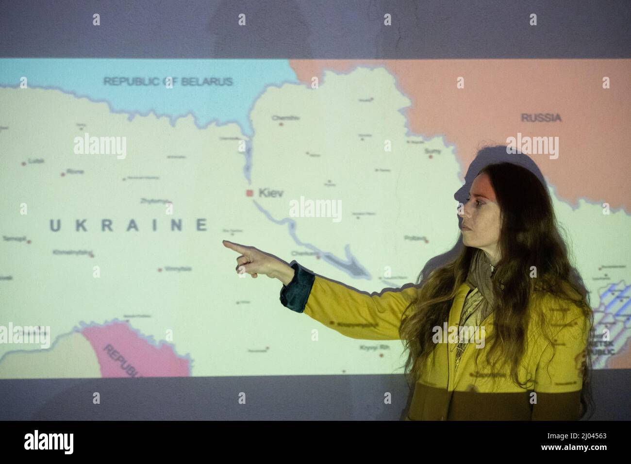 Una profesora señala a Ucrania en un mapa de Europa oriental Foto de stock