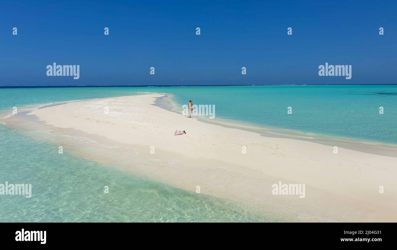 Chica corriendo en una playa de arena blanca. En la playa de arena blanca de la isla Bora Bora, Maldivas, Tahití. Foto de stock