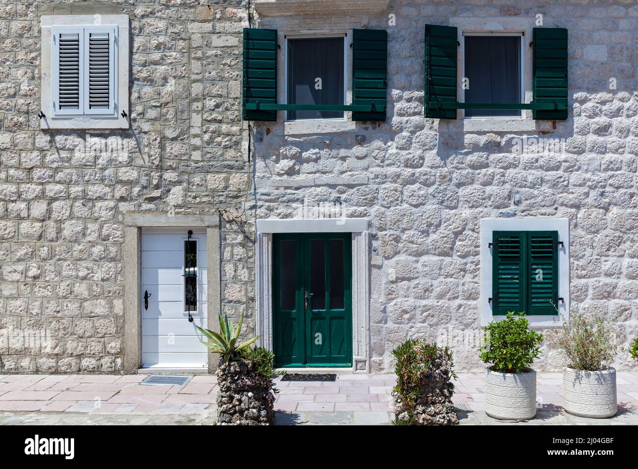 Fachadas de casas, hoteles y tiendas. Arquitectura de la Ciudad Vieja, Casa y Calles en Montenegro Foto de stock