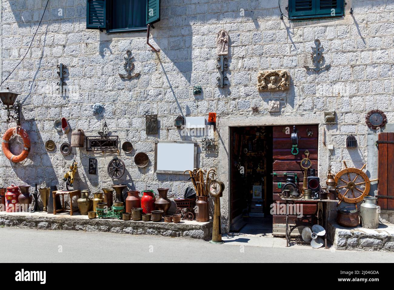 Fachadas de casas, hoteles y tiendas. Arquitectura de la Ciudad Vieja, Casa y Calles en Montenegro Foto de stock