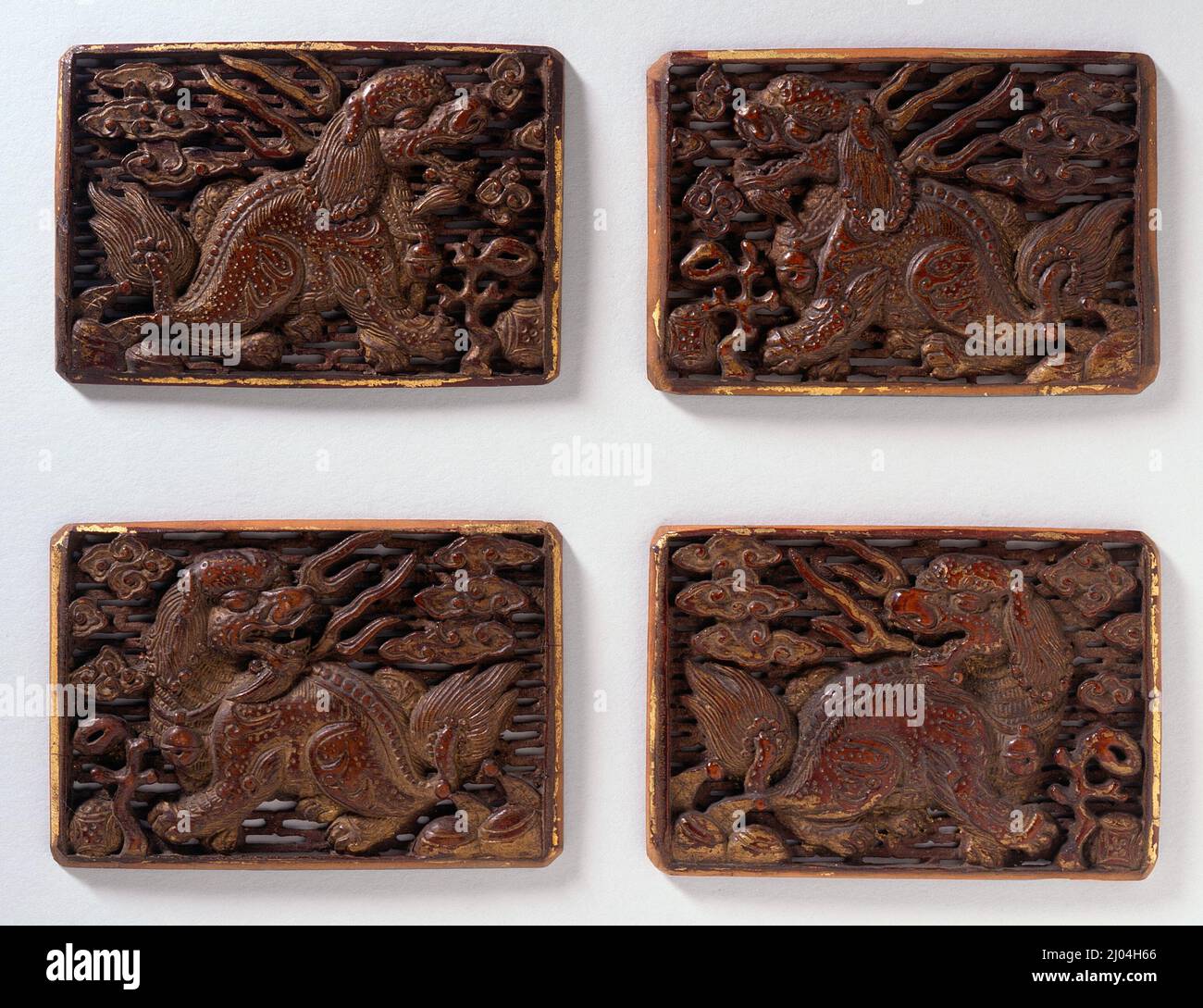 Cinturón de madera. Corea, dinastía Joseon (1392-1910), siglo 18th. Joyas y adornos; adornos desgastados. Madera tallada con laca y dorado Foto de stock