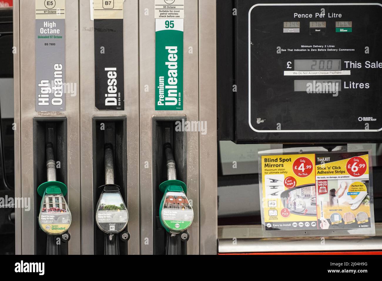 Hornchurch, Essex, Reino Unido. 16th Mar, 2022. Los precios del combustible en un nivel récord, ya que el coste medio por litro de gasolina es de 165p. Crédito: Marcin Rogozinski/Alamy Live News Foto de stock