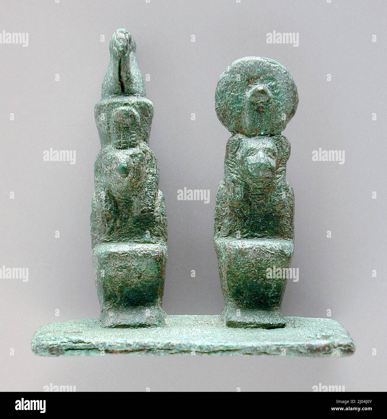 Figura doble de Deidades de Halcón y León. Egipto, período tardío - período ptolemaico (711 - 30 AEC) o posterior. Escultura. Bronce Foto de stock