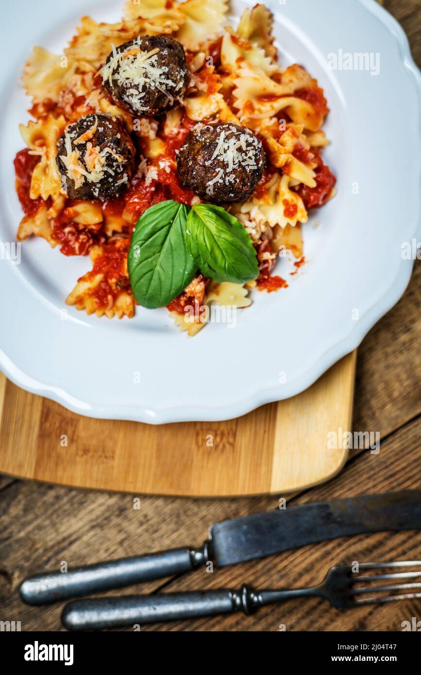 Pelotas de carne italianas con salsa de tomate, albahaca y pasta Fotografía  de stock - Alamy