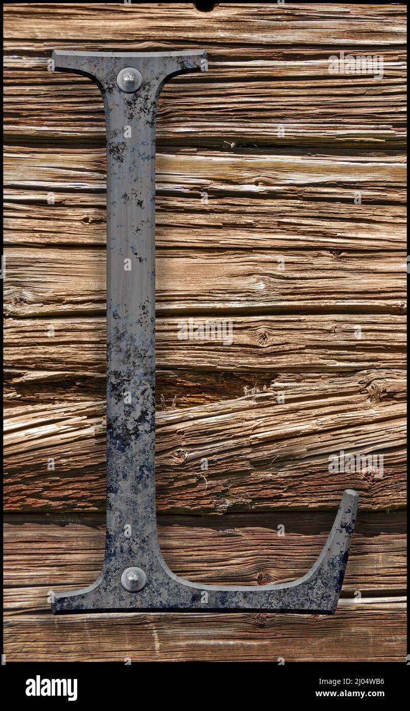 Letra L de hierro en madera vieja Fotografía de stock - Alamy