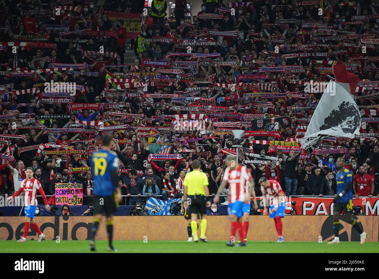 Fan del Atlético de Madrid con bufandas en las gradas durante el partido de la UEFA Champions League, ronda de 16 entre el Atlético de y el Manchester United jugó en