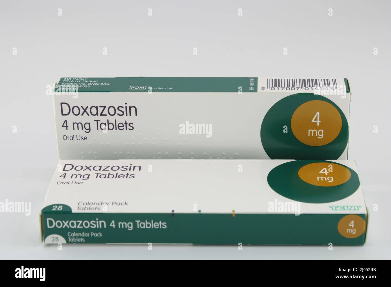 Cajas de tabletas de Doxazosina 4mg prescritas para tratar la presión arterial alta. Foto de stock