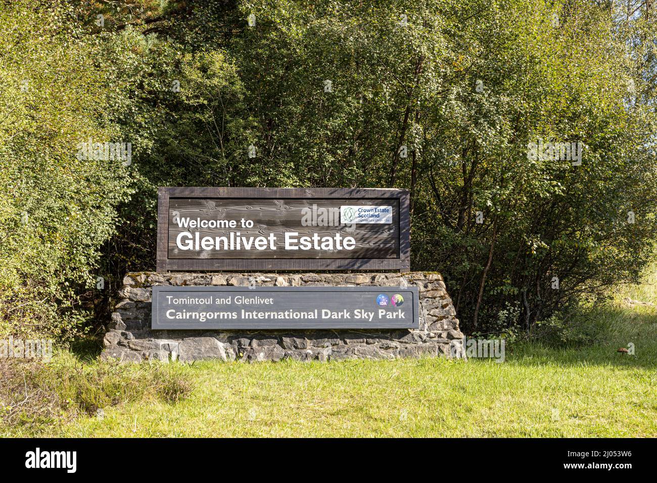 Un cartel que da la bienvenida a los visitantes a la propiedad Glenlivet en Bridge of Brown, Highland, Escocia Reino Unido. Foto de stock