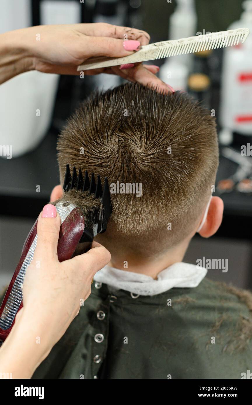 Disfrazado choque Buena suerte Corte de pelo para niños en la barbería, corte de pelo moderno y elegante para escolares, trabajo durante la pandemia, corte de pelo para niños con tijeras Fotografía de stock - Alamy Disfrazado choque Buena suerte Corte de pelo para niños en la barbería, corte de pelo moderno y elegante para escolares, trabajo durante la pandemia, corte de pelo para niños con tijeras Fotografía de stock - Alamy