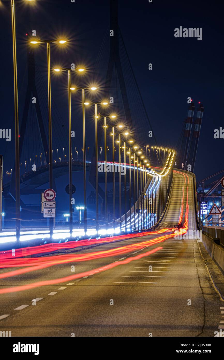 Hamburgo Köhlbrandbrücke por la noche Foto de stock