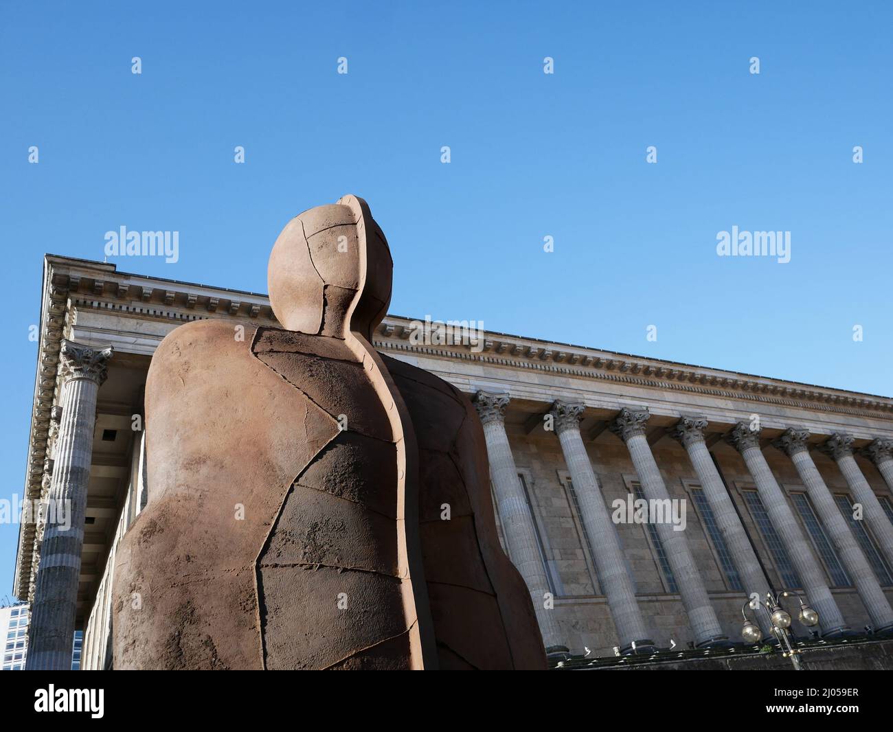 La escultura de Iron:Man de Antony Gormley. Reintegrado durante las obras en Victoria Square en preparación para los Juegos de la Commonwealth de Birmingham 2022. Foto de stock