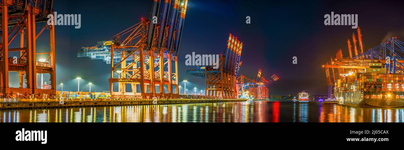 Barcos contenedores en el puerto de Hamburgo por la noche Foto de stock