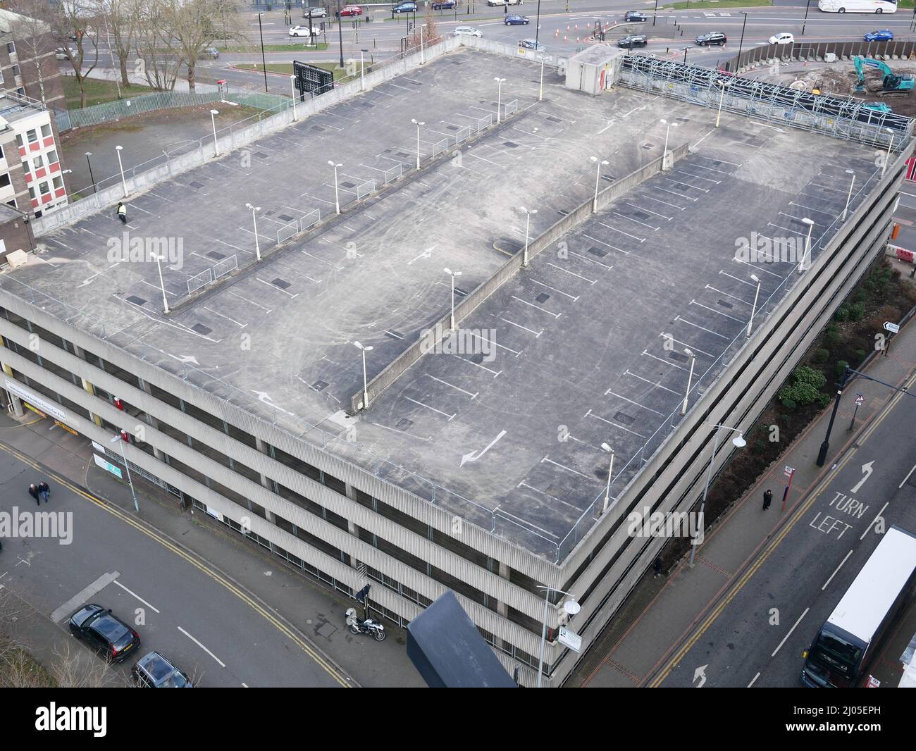 Vista aérea del aparcamiento de varios pisos de la azotea en el centro de Birmingham, Reino Unido Foto de stock