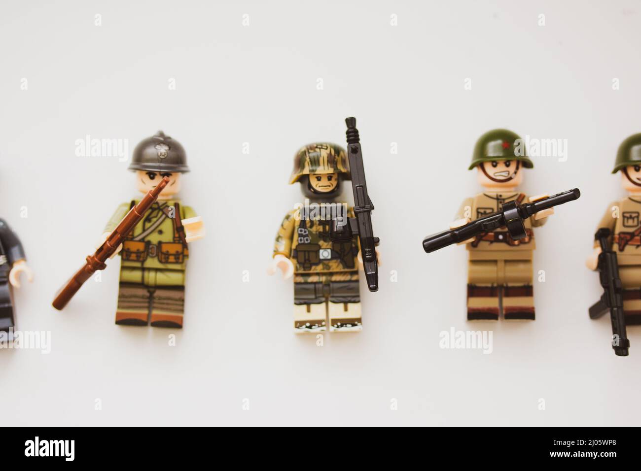 Kiev, Ucrania. 9 de marzo de 2022. Juguete soldados LEGO de la Guerra  Mundial en uniforme militar Fotografía de stock - Alamy
