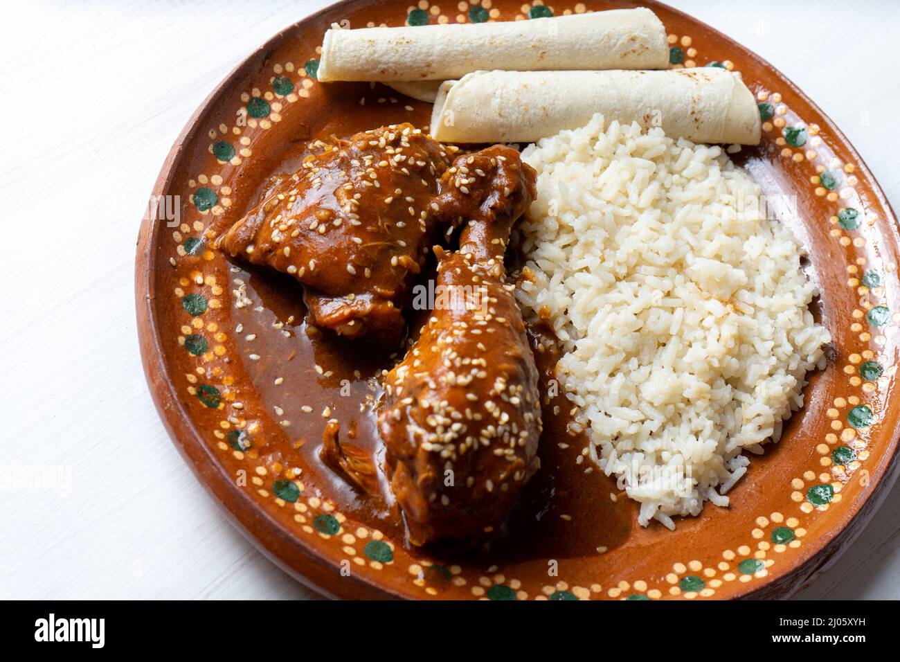Salsa tradicional mexicana de mole con pollo Fotografía de stock - Alamy