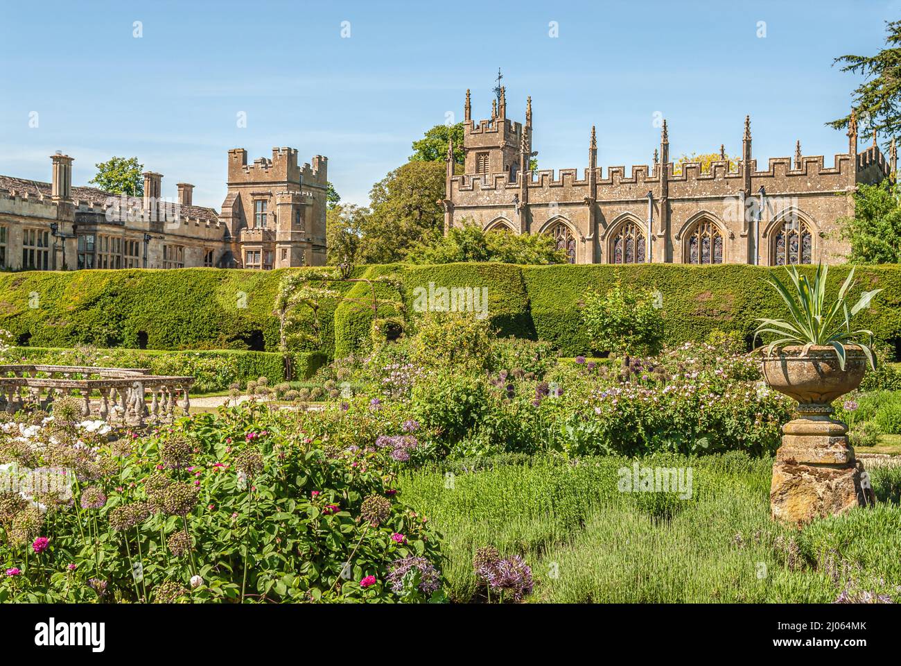 Queens Garden en Sudeley Castle cerca de Winchcombe, Gloucestershire, Inglaterra Foto de stock