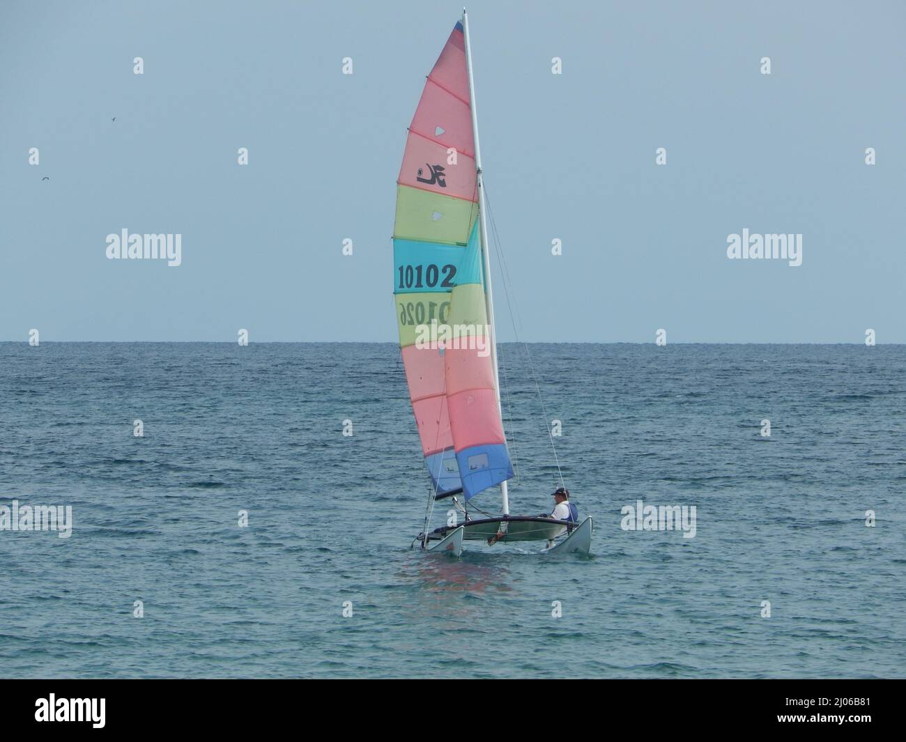 Hombre descansando en un Windsurf Foto de stock